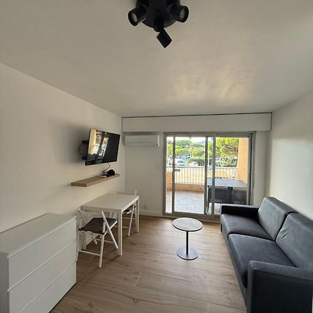 Super Studio Climatise Sur Le Port De Hyeres Apartment Bagian luar foto