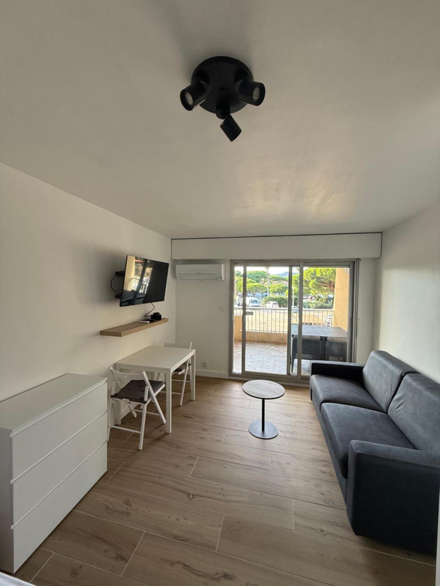 Super Studio Climatise Sur Le Port De Hyeres Apartment Bagian luar foto